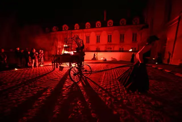 char de feu avec torches et fumée dans le spectacle déambulatoire Passage de La Salamandre