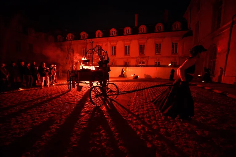 Un chariot de feu dans le spectacle déambulatoire passage