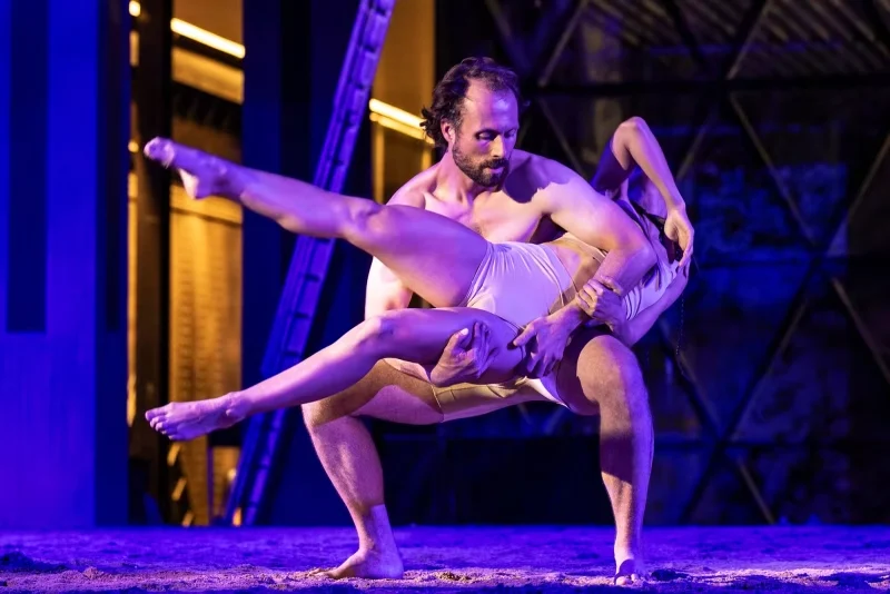 Duo de danse acrobatique du spectacle Eden, porté et mouvement chorégraphié sur scène.