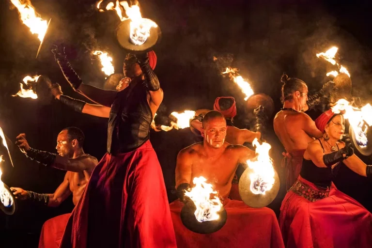 Artistes de feu de La Salamandre manipulant torches et objets enflammés pendant Peplum