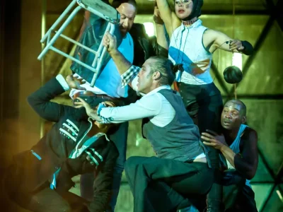 Artistes de La Salamandre tenant des tabouret dans une scène nocturne du spectacle Horizon