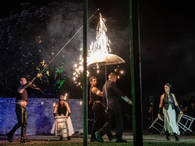 Performance de feu avec une pluie d'etincelle sur parapluie dans le spectacle Horizon