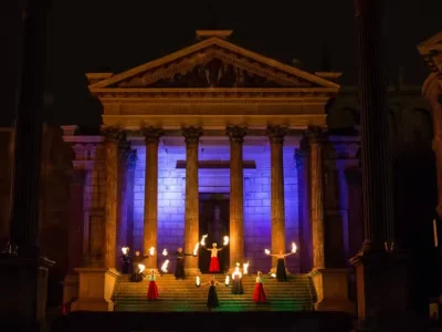 Représentation du spectacle Peplum devant un bâtiment monumental illuminé